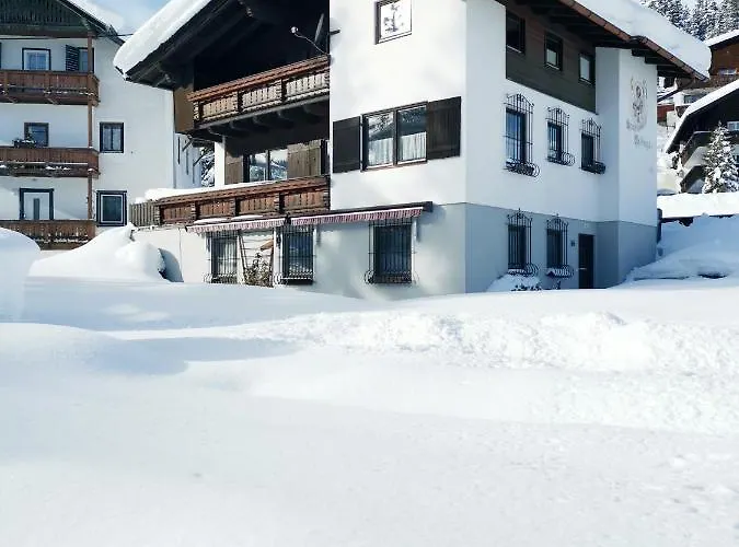 Family Friendly Chalet - Central With Beautiful Mountain Views